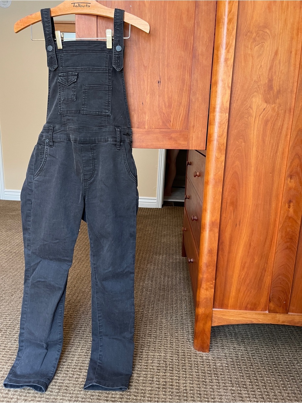 🖤Free People Black Denim Overalls. Women’s size 26. EUC!🖤